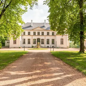 https://chateau-de-charmeil.hotels-rhonealpes.com